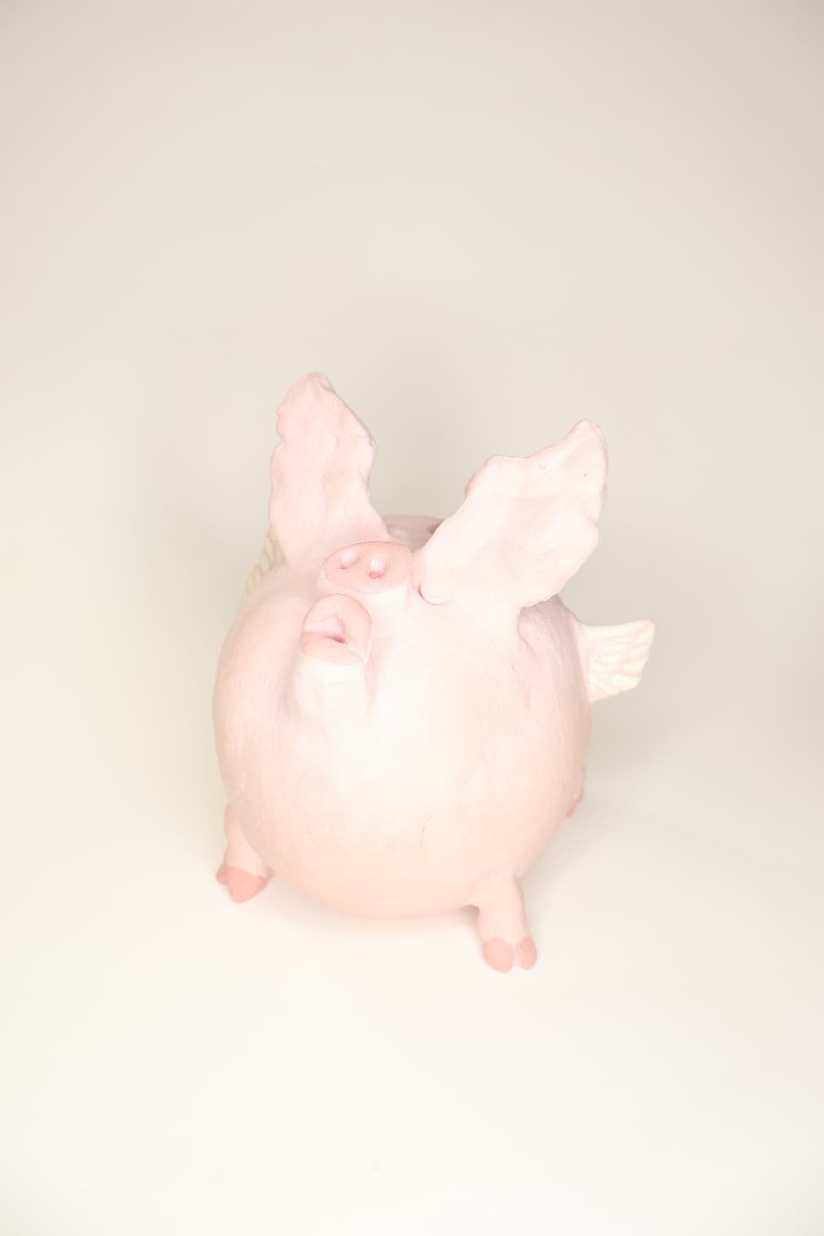 Singing_pig_sculpture_kintu_antonio_salvador.jpg