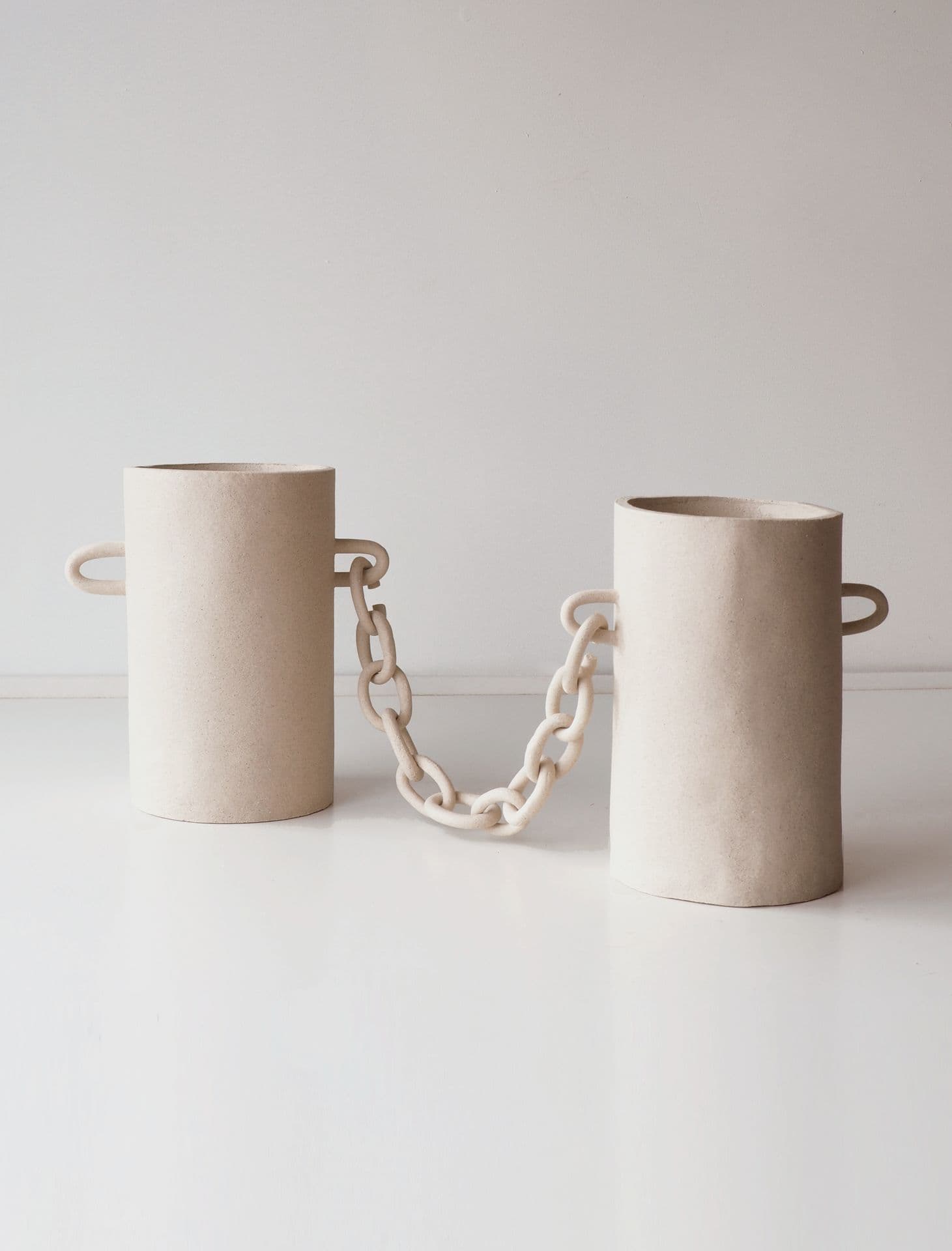 grau.ceramica.chain.vase.JPG